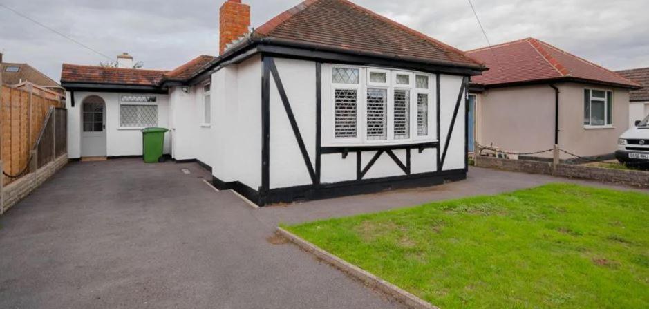 A Bright And Spacious Gem Villa Staines-upon-Thames Exterior foto