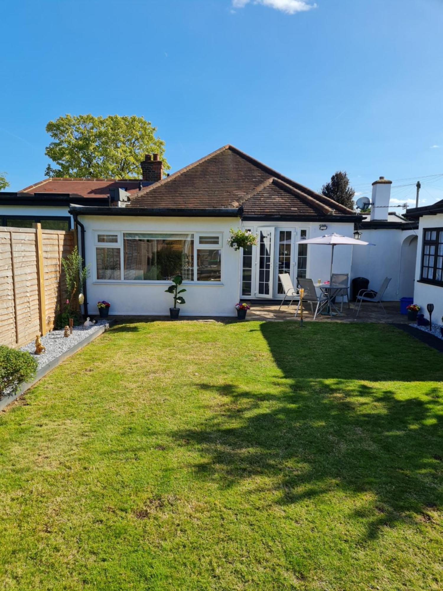 A Bright And Spacious Gem Villa Staines-upon-Thames Exterior foto